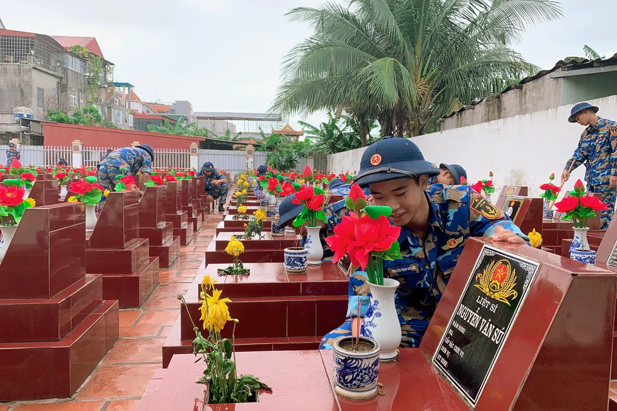 Hải quân nhân dân Việt Nam tổ chức nhiều hoạt động tri ân nhân Ngày Thương binh - Liệt sĩ - Ảnh 7.
