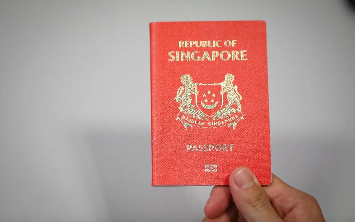 Người mang hộ chiếu Singapore được miễn thị thực vào 193 quốc gia (Ảnh: The Straits Times) Người mang hộ chiếu Singapore được miễn thị thực vào 193 quốc gia (Ảnh: The Straits Times)