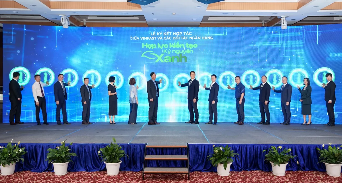 Vinfast và 12 Ngân hàng, tổ chức tài chính chung tay hỗ trợ người dân Hà Nội chuyển sang xe điện. - Ảnh 1.