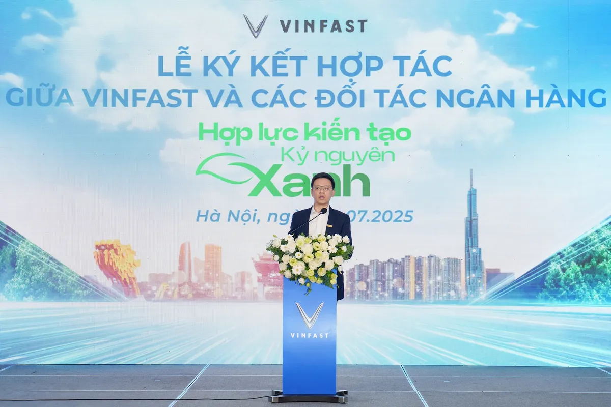 Vinfast và 12 Ngân hàng, tổ chức tài chính chung tay hỗ trợ người dân Hà Nội chuyển sang xe điện. - Ảnh 2.