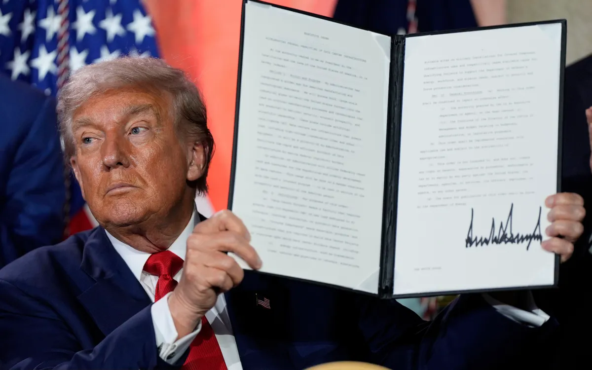 Tổng thống Mỹ Donald Trump ký sắc lệnh về phát triển hạ tầng AI tại hội nghị ở Washington, ngày 23/7/2025. (Ảnh: AP) Tổng thống Mỹ Donald Trump ký sắc lệnh về phát triển hạ tầng AI tại hội nghị ở Washington, ngày 23/7/2025. (Ảnh: AP)