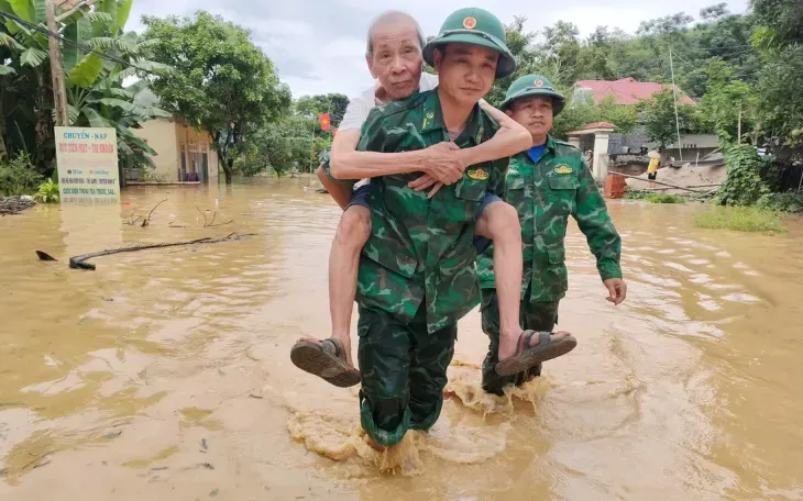 Khẩn trương di dời người dân vùng hạ du bị ngập - Ảnh 1.