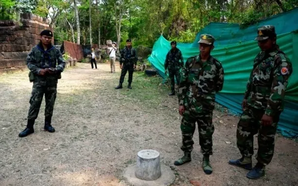 Binh sĩ Thái Lan (trái) và Campuchia tại khu vực gần đền Ta Moan Thom (Ảnh: AFP)