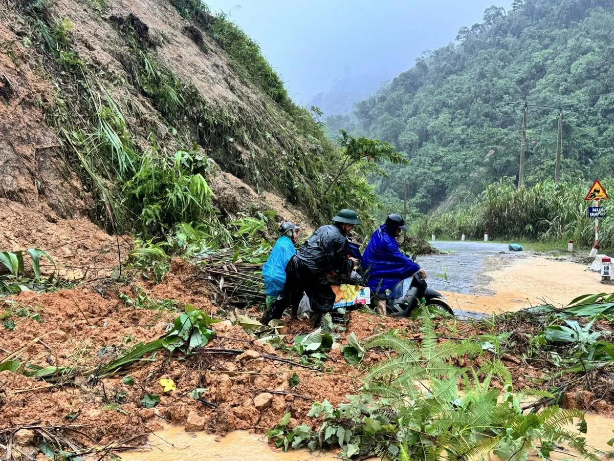 Bộ đội Biên phòng giúp người dân biên giới Nghệ An khắc phục hậu quả mưa lũ - Ảnh 6.