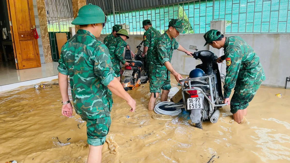 Bộ đội Biên phòng giúp người dân biên giới Nghệ An khắc phục hậu quả mưa lũ - Ảnh 8.