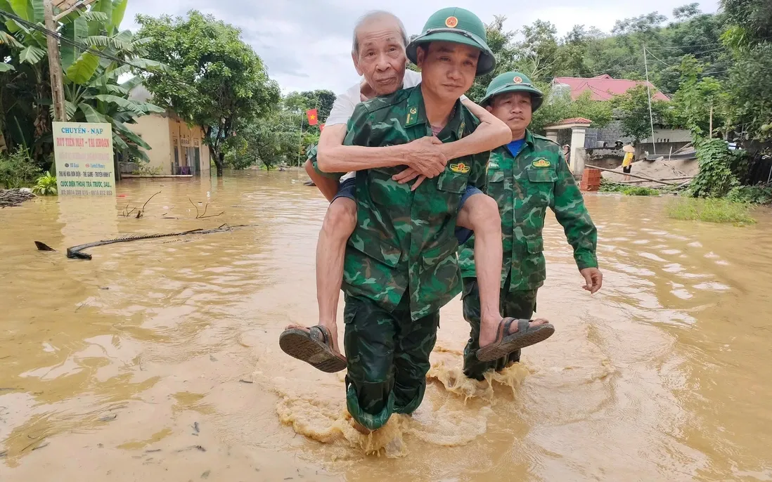 Bộ đội Biên phòng giúp người dân đến nơi an toàn Bộ đội Biên phòng giúp người dân đến nơi an toàn