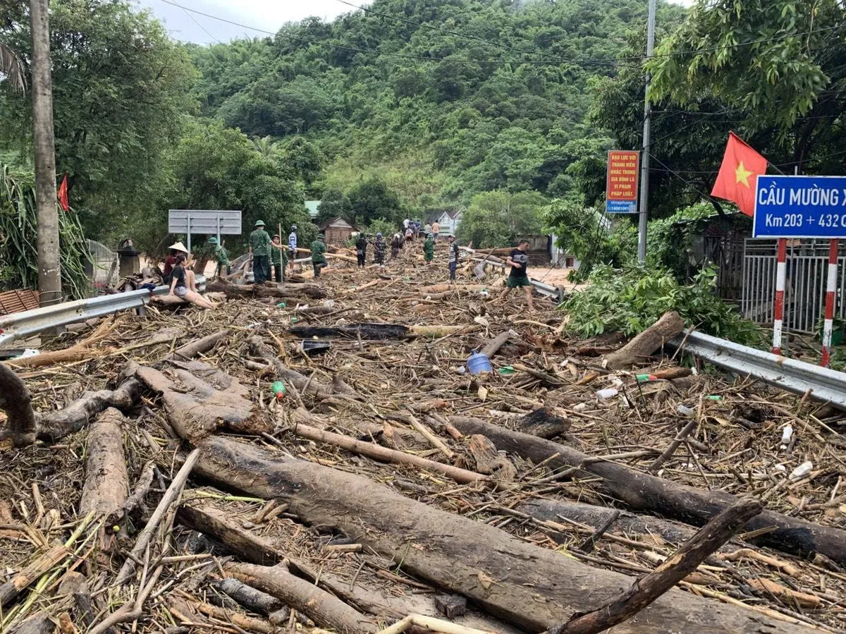 Bộ đội Biên phòng giúp người dân biên giới Nghệ An khắc phục hậu quả mưa lũ - Ảnh 1.