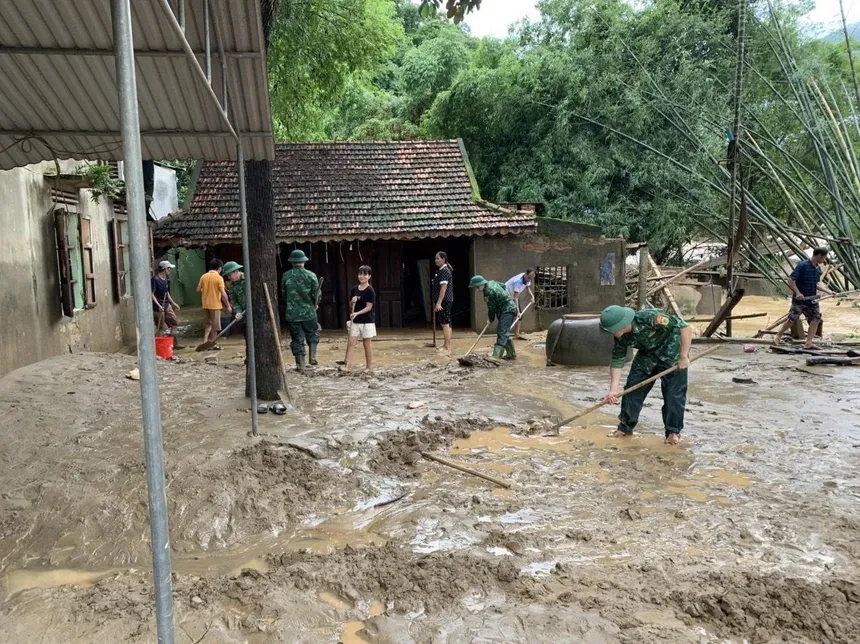 Bộ đội Biên phòng giúp người dân biên giới Nghệ An khắc phục hậu quả mưa lũ - Ảnh 3.