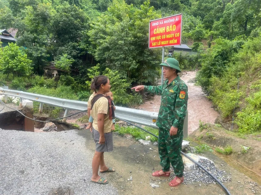 Bộ đội Biên phòng giúp người dân biên giới Nghệ An khắc phục hậu quả mưa lũ - Ảnh 10.