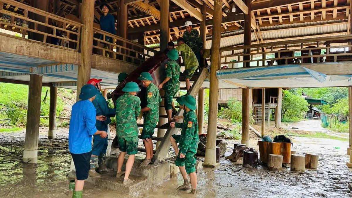 Bộ đội Biên phòng giúp người dân biên giới Nghệ An khắc phục hậu quả mưa lũ - Ảnh 5.