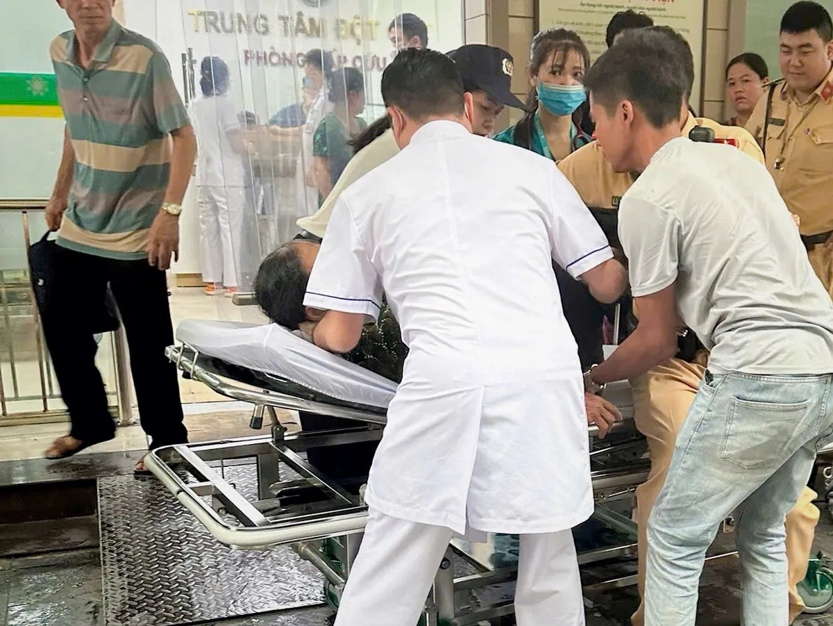 CSGT Hà Nội mở đường cho xe đưa người phụ nữ bị đột quỵ đi cấp cứu kịp thời - Ảnh 2.