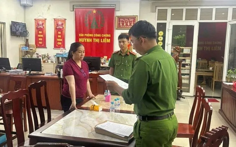Cơ quan điều tra thi hành lệnh bắt đối với Huỳnh Thị Liêm Cơ quan điều tra thi hành lệnh bắt đối với Huỳnh Thị Liêm