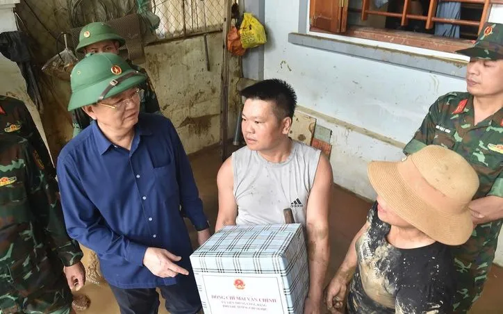 Phó Thủ tướng chia sẻ, động viên bà con khắc phục khó khăn - Ảnh: VGP