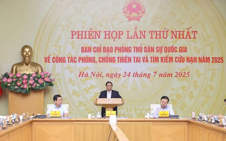 Khai mạc phiên họp Ban Chỉ đạo phòng thủ dân sự quốc gia, Thủ tướng Phạm Minh Chính nhấn mạnh, phải bằng mọi cách tiếp cận những nơi đang bị chia cắt do thiên tai, nắm tình hình, tiếp tế cho nhân dân, không để tình trạng "dân đang bị chia cắt mà lãnh đạo nói không lên được" - Ảnh: VGP Khai mạc phiên họp Ban Chỉ đạo phòng thủ dân sự quốc gia, Thủ tướng Phạm Minh Chính nhấn mạnh, phải bằng mọi cách tiếp cận những nơi đang bị chia cắt do thiên tai, nắm tình hình, tiếp tế cho nhân dân, không để tình trạng "dân đang bị chia cắt mà lãnh đạo nói không lên được" - Ảnh: VGP