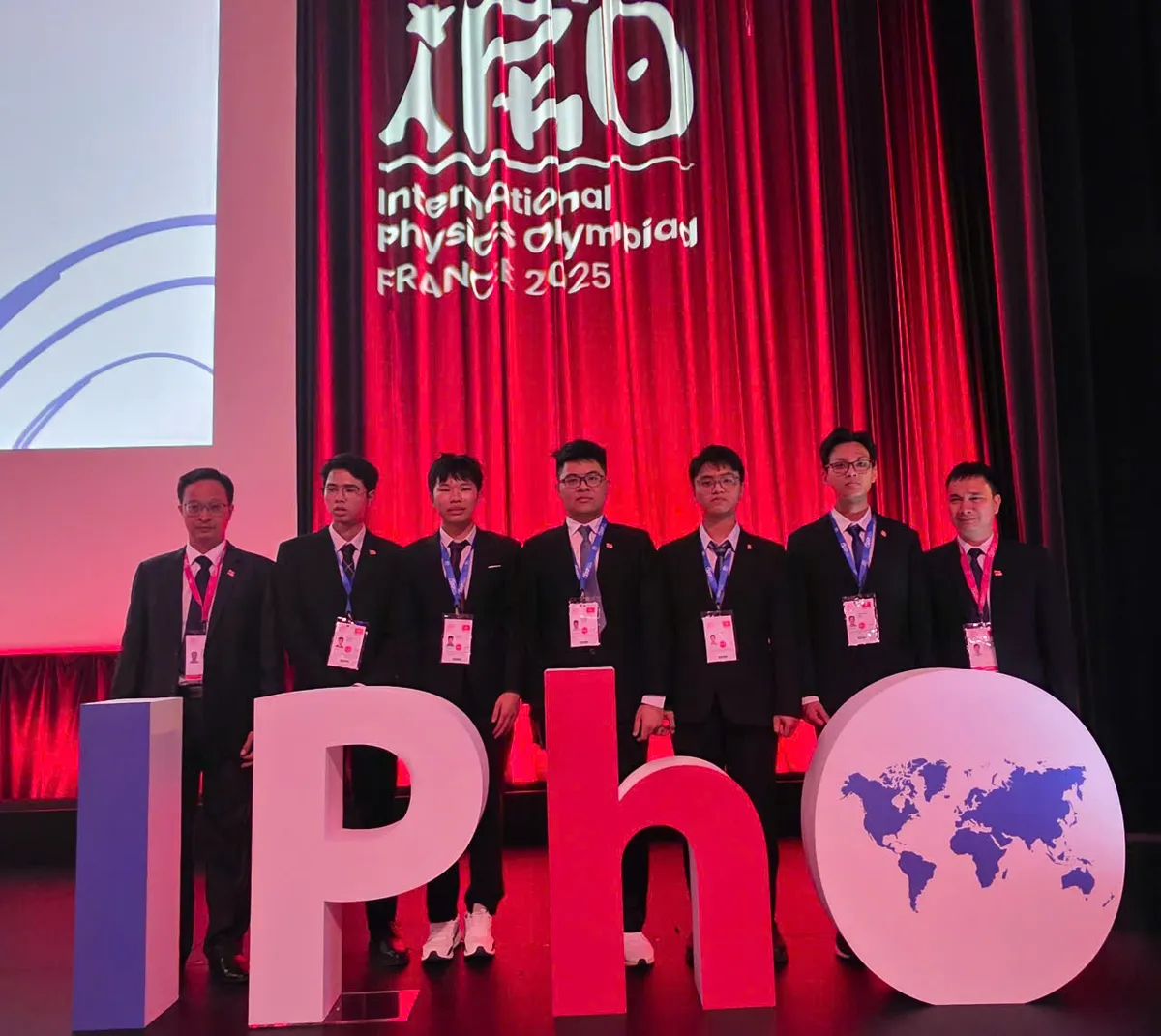 ĐT Việt Nam lọt top 10 tại Kỳ thi Olympic Vật lí quốc tế 2025
- Ảnh 1. ĐT Việt Nam lọt top 10 tại Kỳ thi Olympic Vật lí quốc tế 2025
- Ảnh 1.