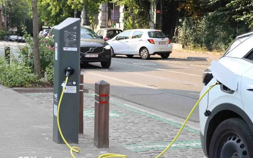 Một trạm sạc xe ôtô điện tại đường Wolvendael, quận Uccle, Brussels (Bỉ). (Ảnh: Hương Giang/TTXVN) Một trạm sạc xe ôtô điện tại đường Wolvendael, quận Uccle, Brussels (Bỉ). (Ảnh: Hương Giang/TTXVN)