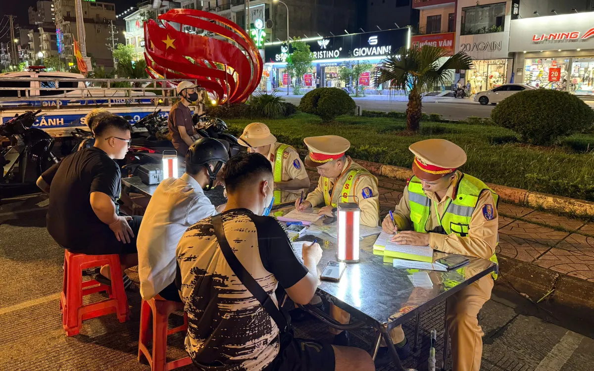 CSGT ra quân xử lý các trường hợp vi phạm giao thông.