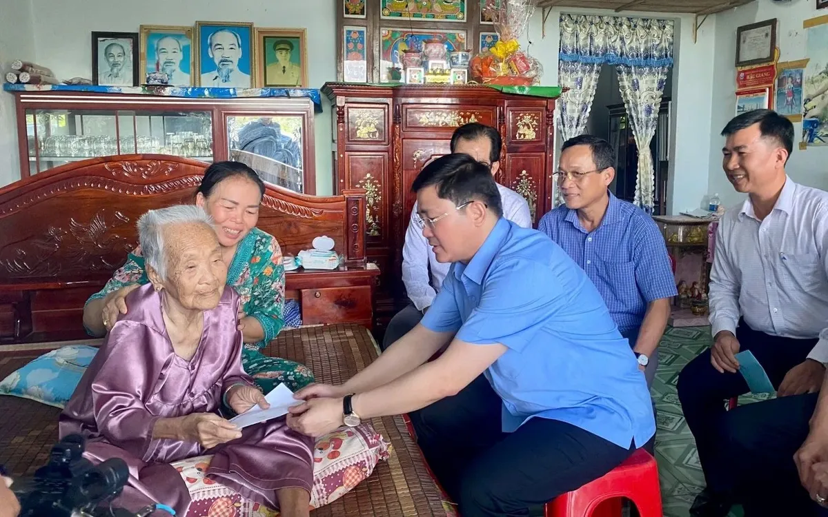 Đồng chí Nguyễn Tuấn Anh, Phó Bí thư Thành ủy, Trưởng Đoàn Đại biểu Quốc hội TP Cần Thơ, thăm hỏi, trao quà cho Mẹ Việt Nam anh hùng Trương Thị Năm, ở ấp 2, xã Hòa An.