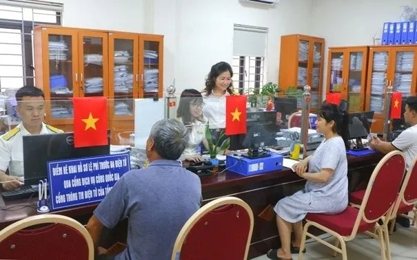 Giao dịch tại cơ quan thuế trên địa bàn Hà Nội. Ảnh: HNM
