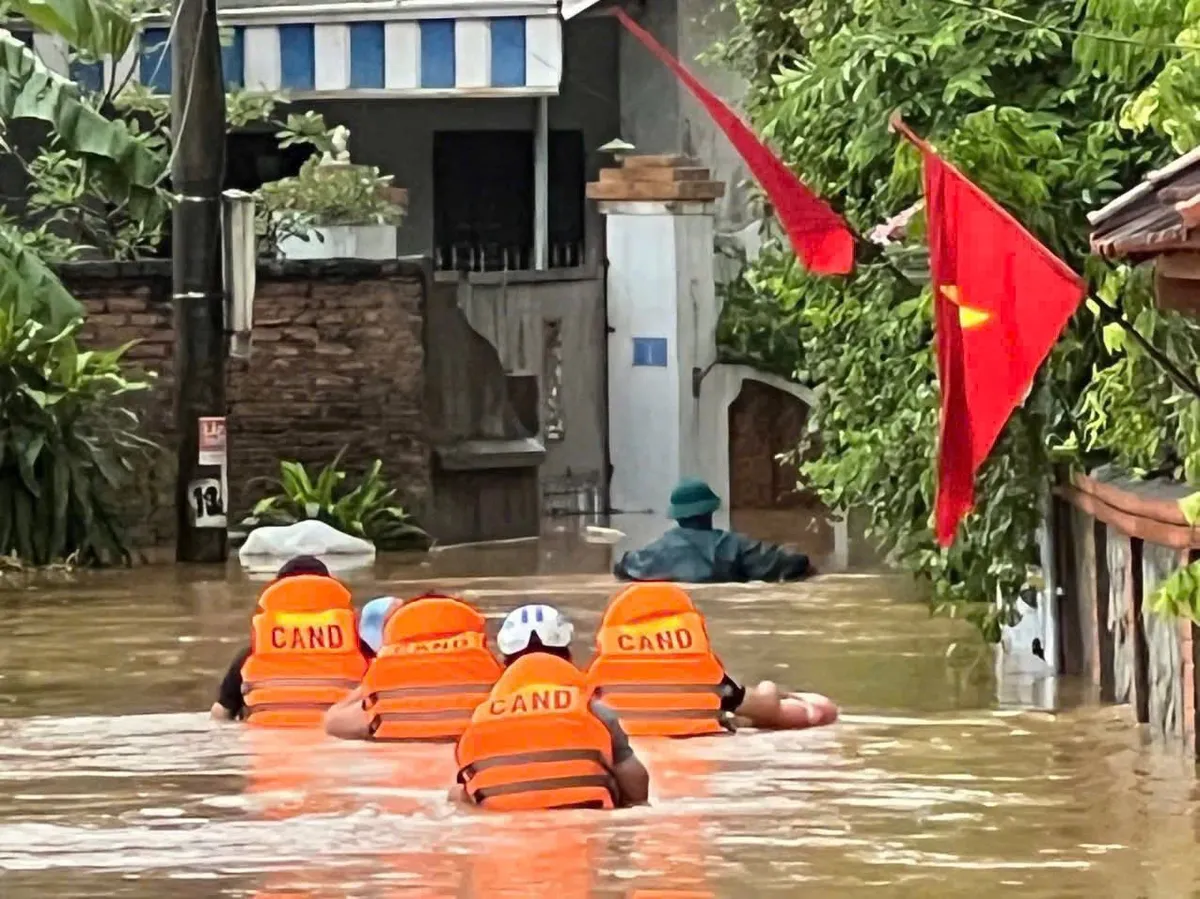 Phú Thọ: Sơ tán 30 hộ dân do bị ngập nặng do ảnh hưởng cơn bão số 3 - Ảnh 1.