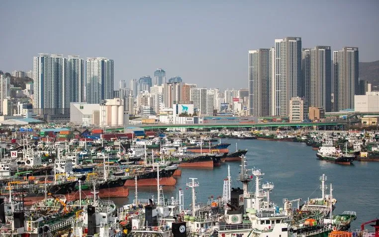 Quang cảnh cảng hàng hóa ở Busan (Hàn Quốc). Ảnh: THX Quang cảnh cảng hàng hóa ở Busan (Hàn Quốc). Ảnh: THX