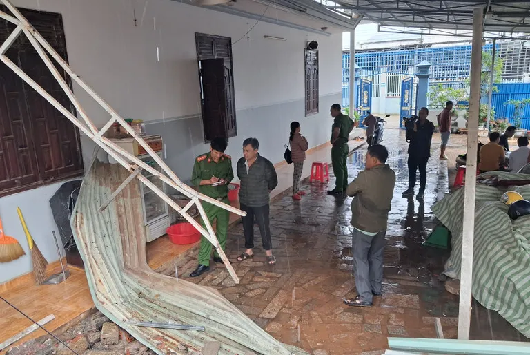 Sập tường r&agrave;o bến xe ở Gia Lai, nhiều t&agrave;i sản nh&agrave; người d&acirc;n bị v&ugrave;i lấp - Ảnh 2.