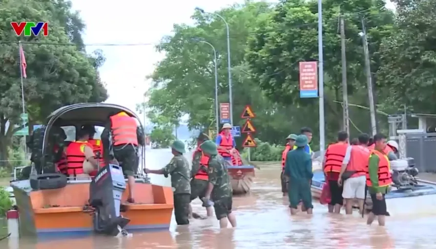70 điểm sạt lở, 40 điểm ngập sâu, nhiều tuyến giao thông ở Nghệ An bị chia cắt- Ảnh 1. 70 điểm sạt lở, 40 điểm ngập sâu, nhiều tuyến giao thông ở Nghệ An bị chia cắt- Ảnh 1.