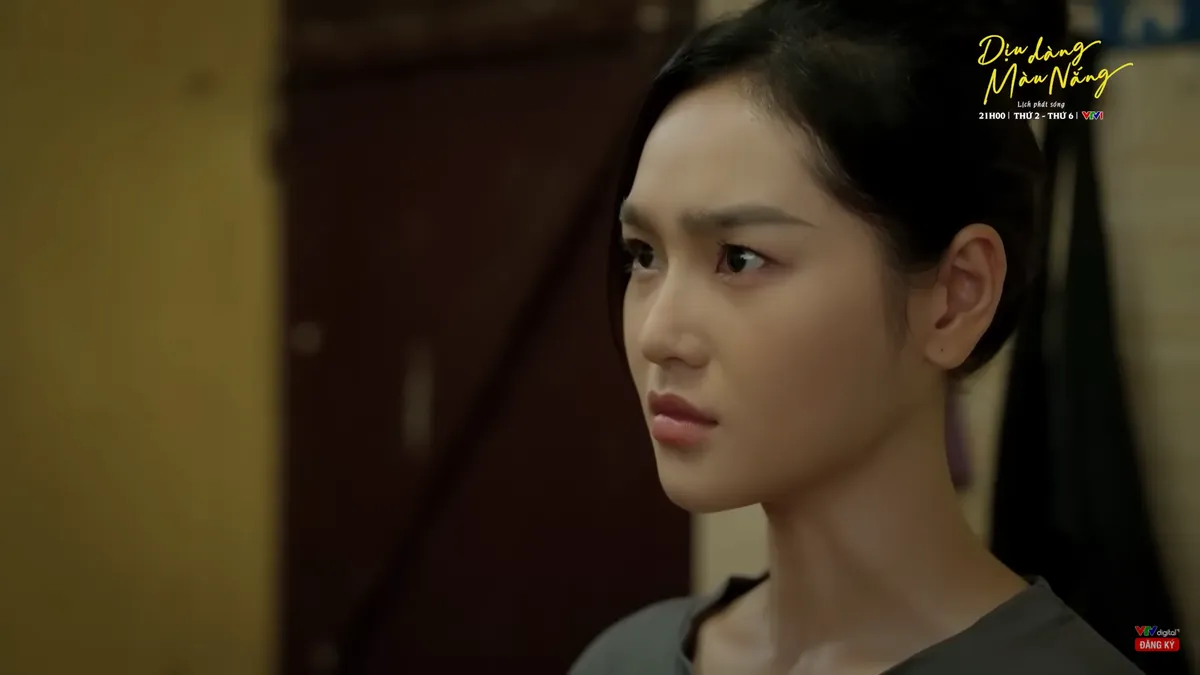 Dịu dàng màu nắng - Tập 38: Lan Anh phát hiện em gái hàng xóm nhòm ngó chồng mình - Ảnh 3.