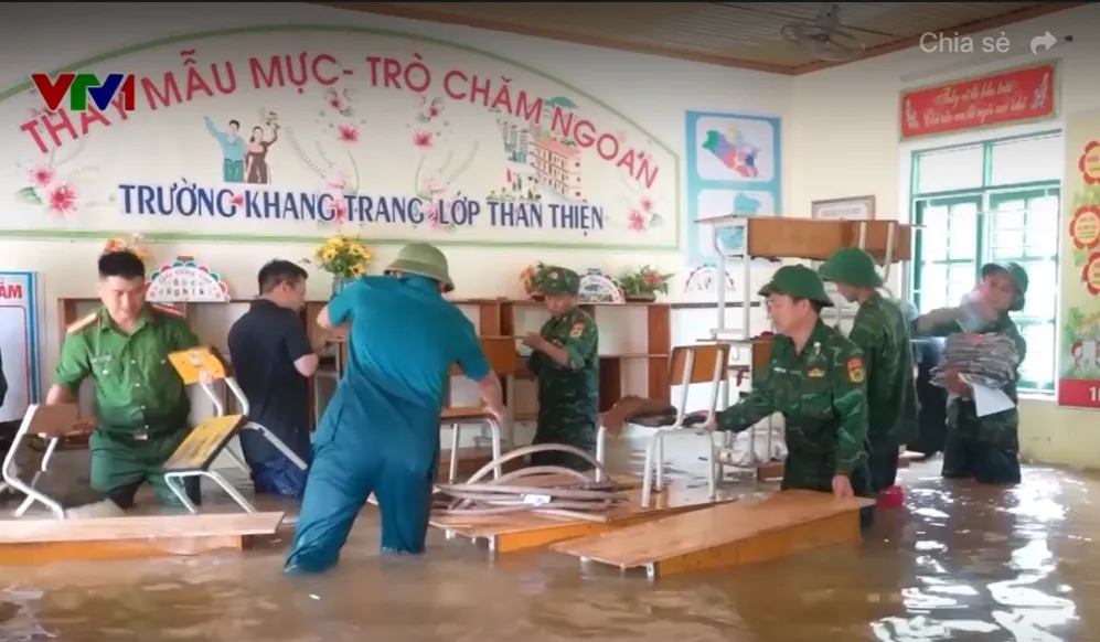 Nhiều điểm trường, trạm y tế bị chia cắt do lũ - Ảnh 1.