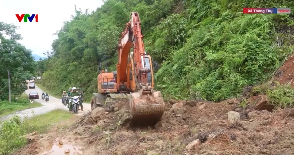 Nhiều điểm trường, trạm y tế bị chia cắt do lũ - Ảnh 3.