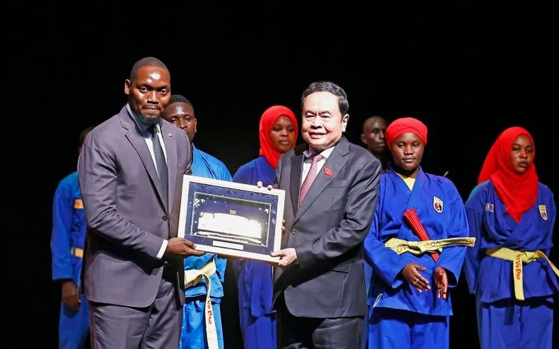 Chủ tịch Quốc hội Trần Thanh Mẫn tặng quà lưu niệm cho Liên đoàn Vovinam Senegal. Chủ tịch Quốc hội Trần Thanh Mẫn tặng quà lưu niệm cho Liên đoàn Vovinam Senegal.