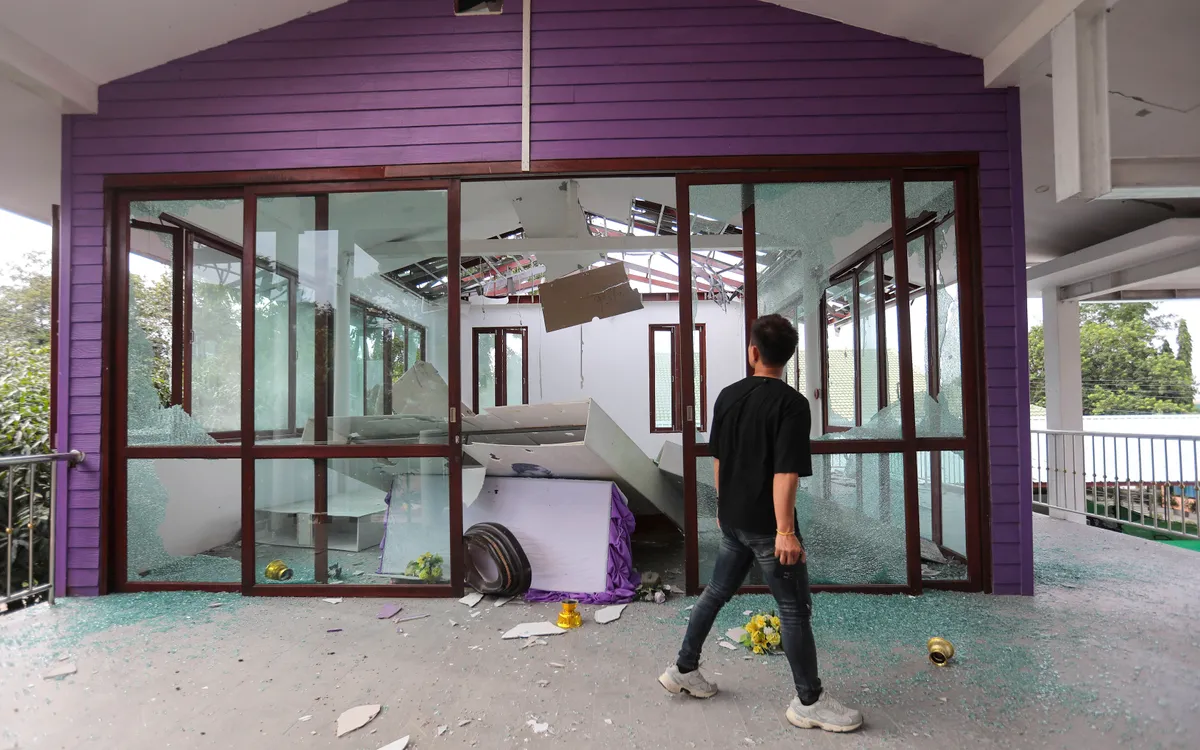 Người dân Thái Lan quan sát bệnh viện bị hư hại sau vụ pháo kích từ Campuchia ở tỉnh Surin, ngày 24/7/2025. (Ảnh: AP) Người dân Thái Lan quan sát bệnh viện bị hư hại sau vụ pháo kích từ Campuchia ở tỉnh Surin, ngày 24/7/2025. (Ảnh: AP)