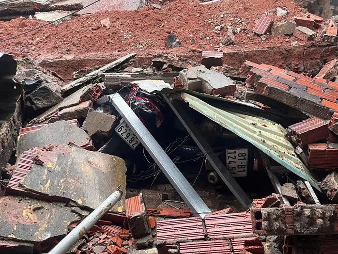 Sập tường r&agrave;o bến xe ở Gia Lai, nhiều t&agrave;i sản nh&agrave; người d&acirc;n bị v&ugrave;i lấp - Ảnh 3.