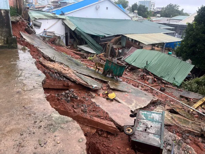 Sập tường r&agrave;o bến xe ở Gia Lai, nhiều t&agrave;i sản nh&agrave; người d&acirc;n bị v&ugrave;i lấp - Ảnh 1.