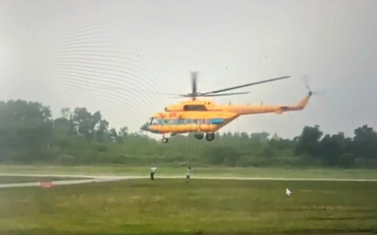 Trực thăng của Trung đoàn Không quân 916 cất cánh bay vào miền Trung chống lũ. Trực thăng của Trung đoàn Không quân 916 cất cánh bay vào miền Trung chống lũ.