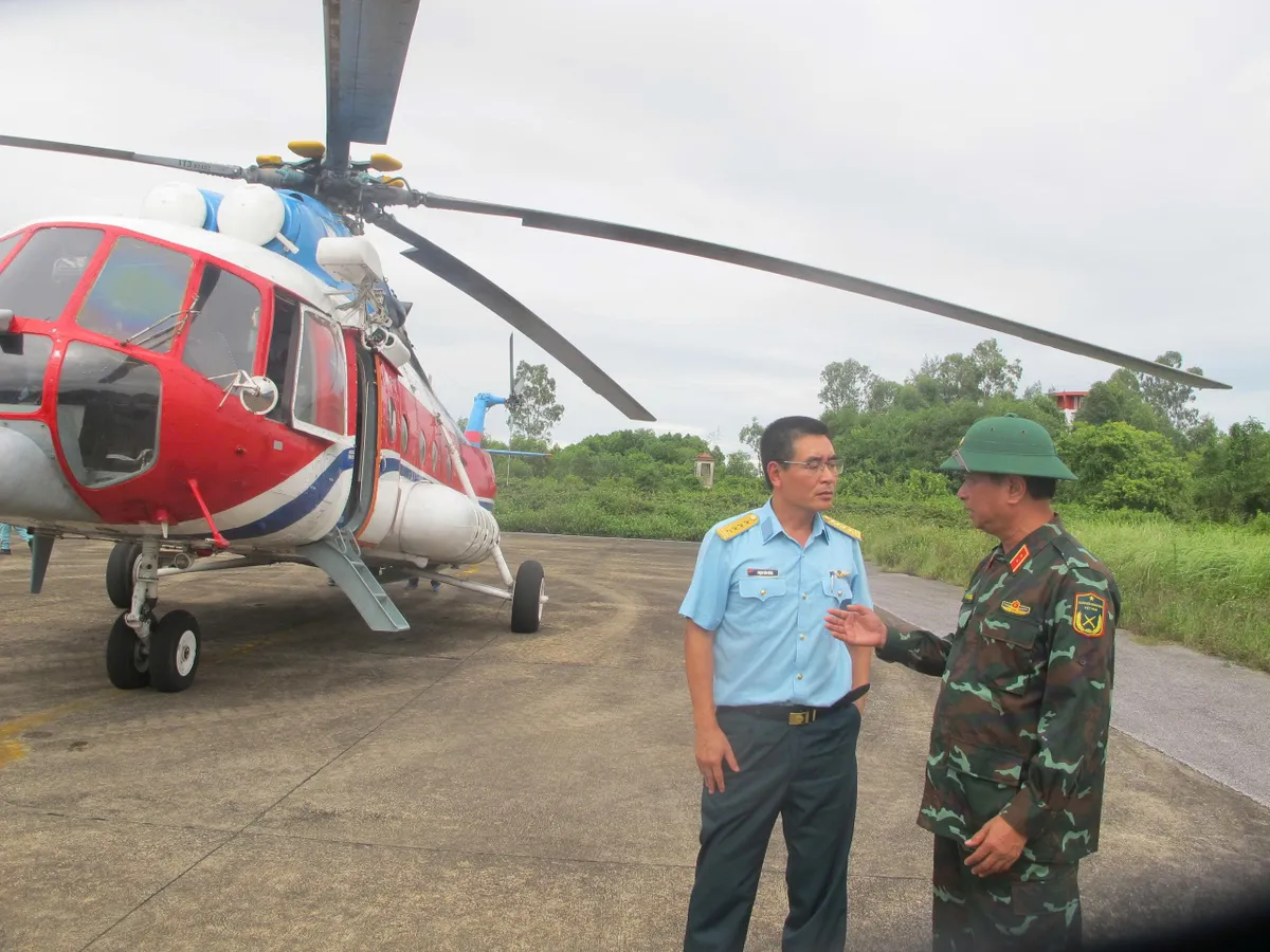 Bộ Quốc phòng huy động trực thăng mang hàng cứu trợ vùng lũ Nghệ An - Ảnh 4.