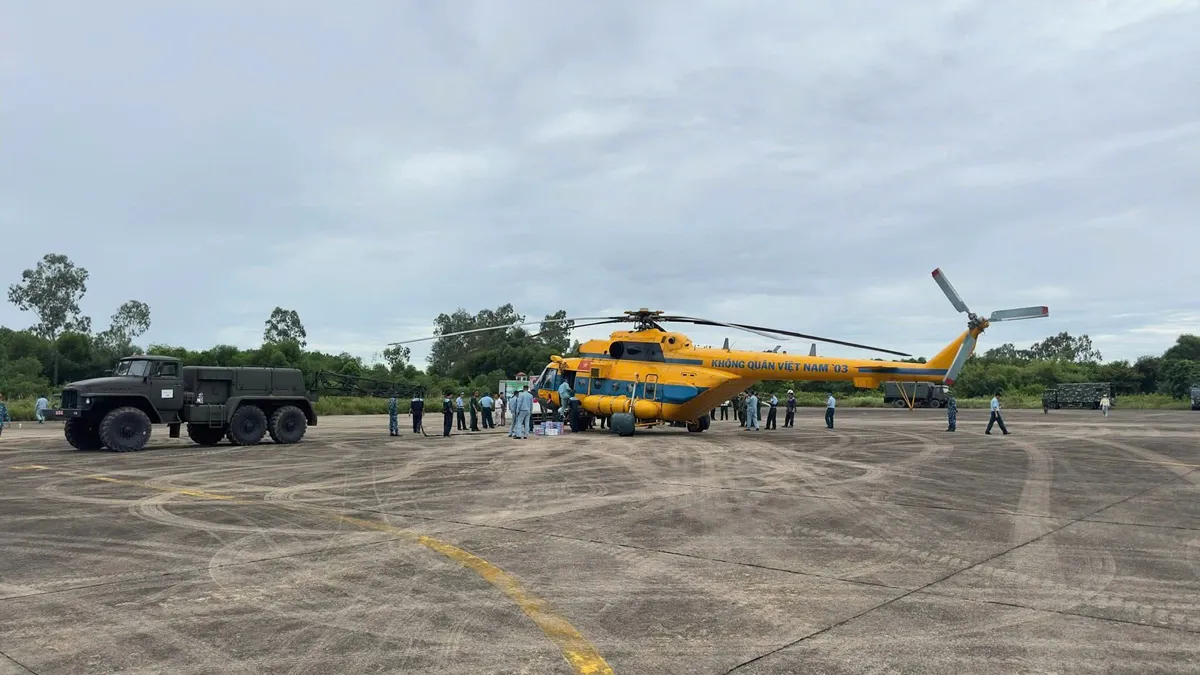 Bộ Quốc phòng huy động trực thăng mang hàng cứu trợ vùng lũ Nghệ An - Ảnh 9.