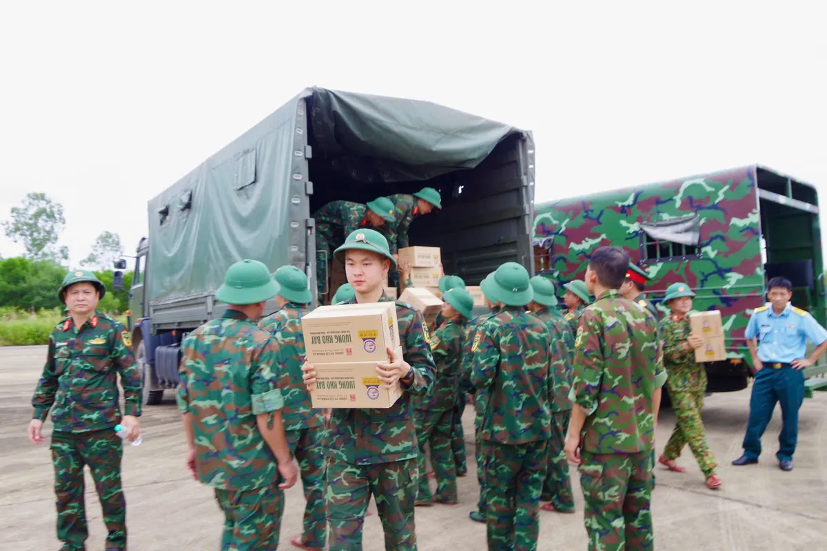 Bộ Quốc phòng huy động trực thăng mang hàng cứu trợ vùng lũ Nghệ An - Ảnh 2.