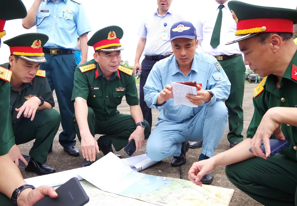 Bộ Quốc phòng huy động trực thăng mang hàng cứu trợ vùng lũ Nghệ An - Ảnh 5.