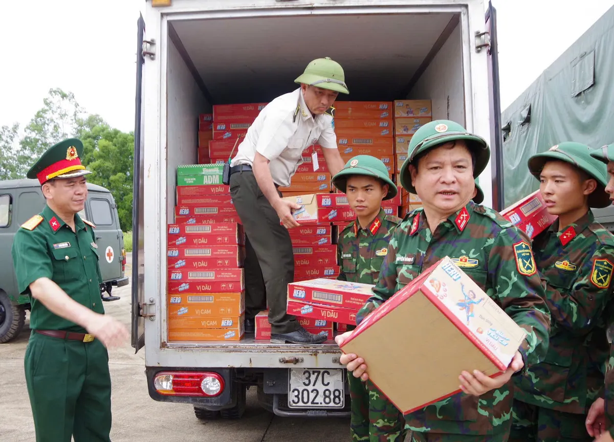 Bộ Quốc phòng huy động trực thăng mang hàng cứu trợ vùng lũ Nghệ An - Ảnh 3.