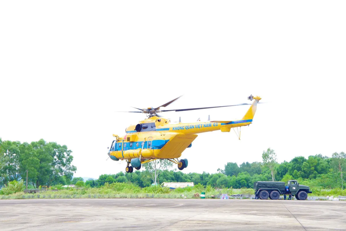 Bộ Quốc phòng huy động trực thăng mang hàng cứu trợ vùng lũ Nghệ An - Ảnh 10.