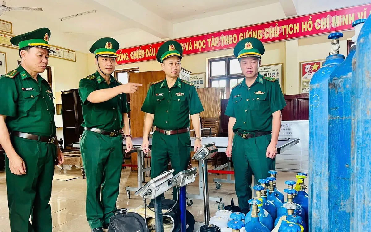 Tang vật thu giữ gồm 163 bình khí cười các loại, 3 cân điện tử; 1 giá san chiết khí cười và nhiều vật dụng khác có liên quan. Tang vật thu giữ gồm 163 bình khí cười các loại, 3 cân điện tử; 1 giá san chiết khí cười và nhiều vật dụng khác có liên quan.