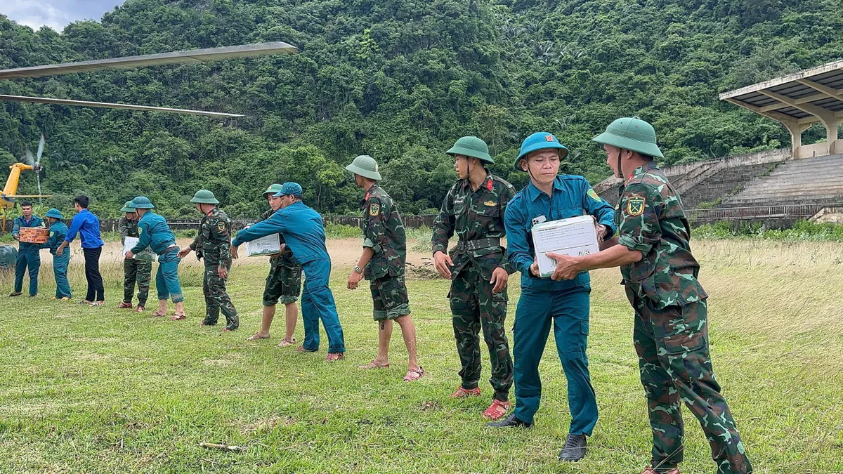 Nhân dân xã Con Cuông nhận hàng Cứu Trợ của Quân Đội Nhân Dân Việt Nam - Ảnh 2.