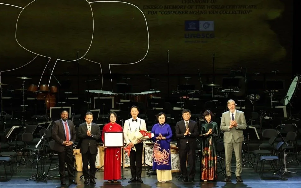 Trao Bằng Di sản Tư liệu Thế giới của UNESCO cho gia đình cố nhạc sĩ Hoàng Vân, ảnh: Hà An Trao Bằng Di sản Tư liệu Thế giới của UNESCO cho gia đình cố nhạc sĩ Hoàng Vân, ảnh: Hà An