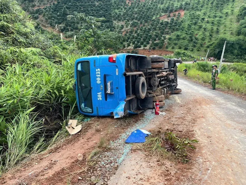 Lật xe khách chở 19 sinh viên phát quà từ thiện ở Lâm Đồng - Ảnh 1.