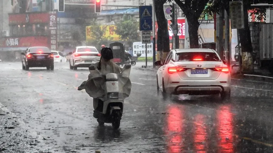 Trung Quốc gia hạn cảnh báo màu vàng về mưa bão - Ảnh 1.