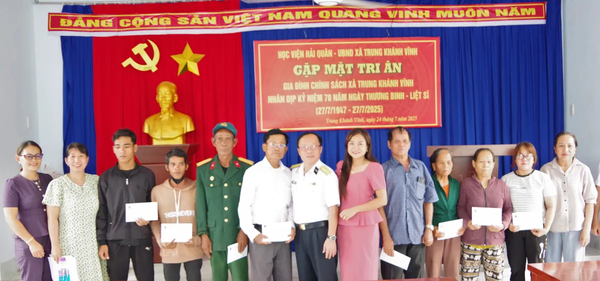 Hải quân nhân dân Việt Nam tổ chức nhiều hoạt động tri ân nhân Ngày Thương binh - Liệt sĩ - Ảnh 3.