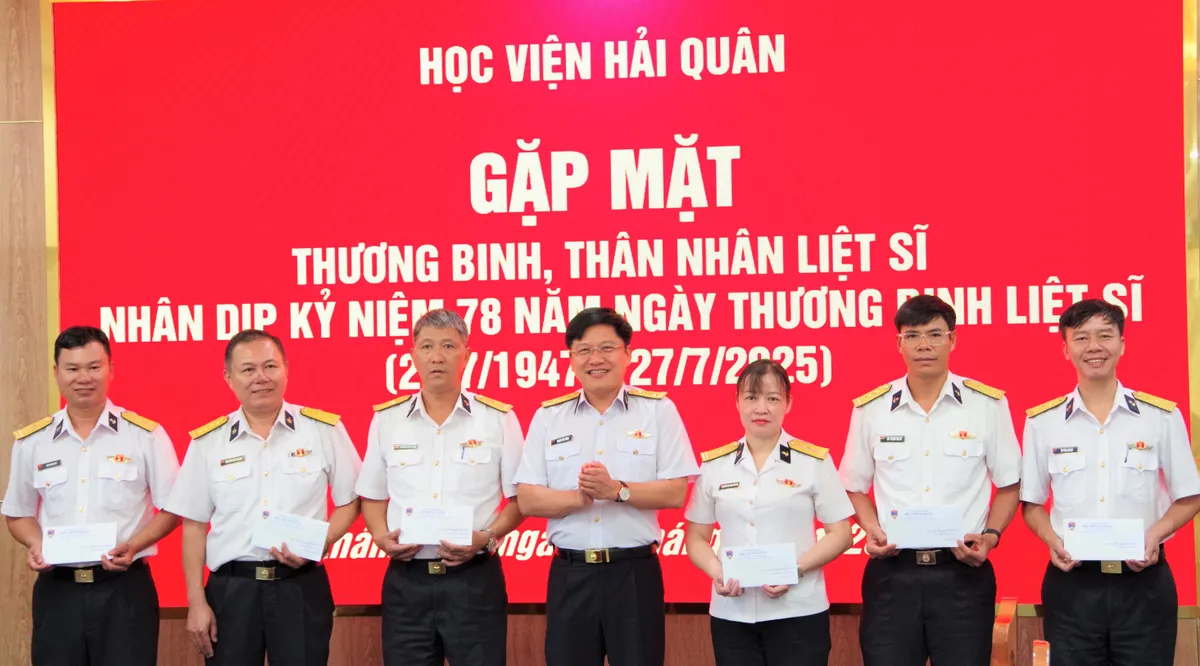 Hải quân nhân dân Việt Nam tổ chức nhiều hoạt động tri ân nhân Ngày Thương binh - Liệt sĩ - Ảnh 4.