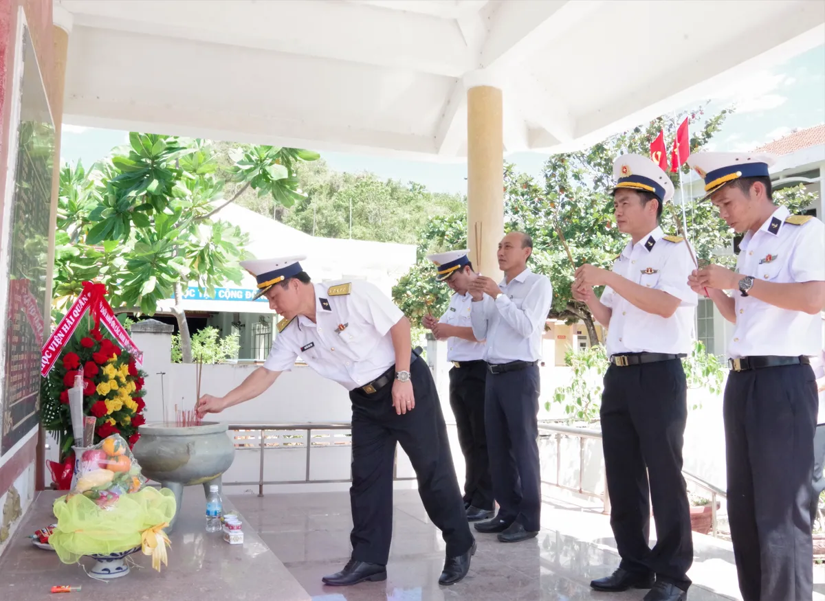 Hải quân nhân dân Việt Nam tổ chức nhiều hoạt động tri ân nhân Ngày Thương binh - Liệt sĩ - Ảnh 1.