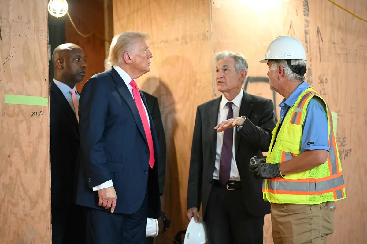 Tổng thống Trump và Chủ tịch FED Powell tranh luận ngay giữa công trường- Ảnh 1. Tổng thống Trump và Chủ tịch FED Powell tranh luận ngay giữa công trường- Ảnh 1.